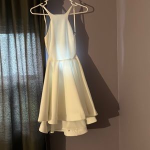 Super cute white open back MINI 👗